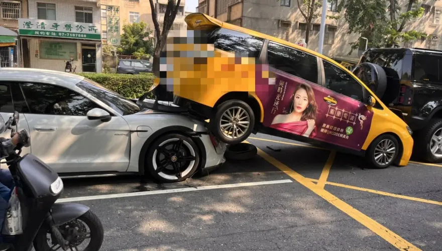 影/430萬保時捷鑽小黃車底「疊疊樂」　波及246萬Land Rover路人看傻