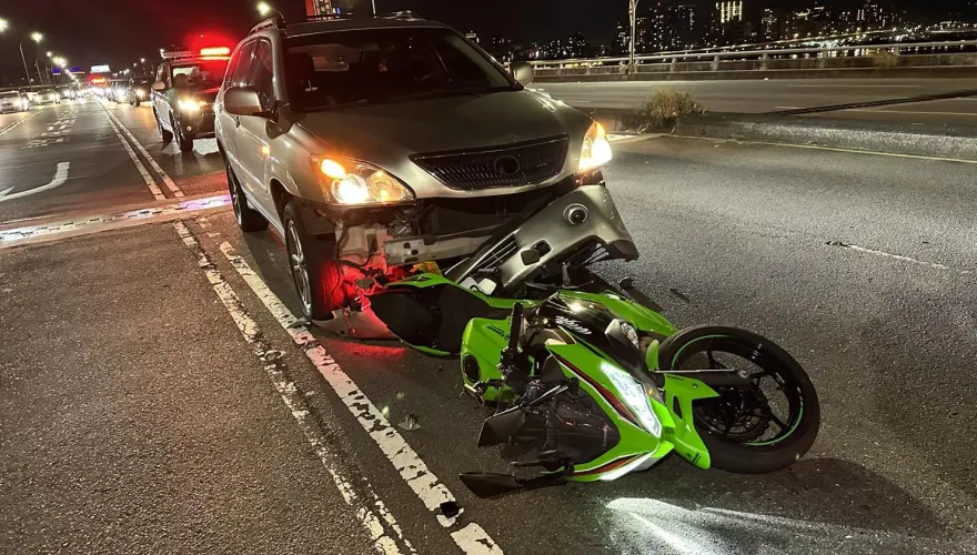 快訊/新北三重忠孝橋晚間3車追撞　33歲重機騎士受傷送醫