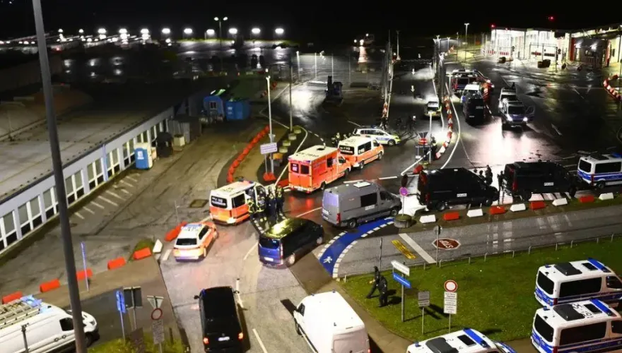 快訊/男飆車撞進漢堡機場　綁架4歲童當人質！警匪對峙全面停飛