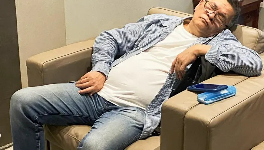 67歲澎恰恰「登台10分鐘突倒下」急送醫！兒子：爸爸為了工作堅持硬撐