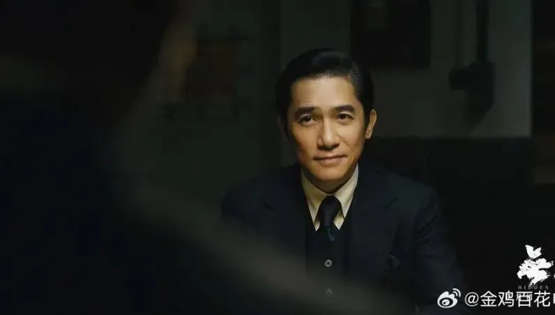 史上首位大滿貫！梁朝偉金雞奪影帝　「同手同腳走紅毯」反差萌網笑翻