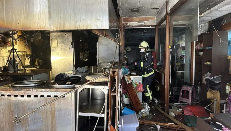 快訊/驚悚氣爆瞬間曝！新北餐廳「煎台爆開玻璃噴飛馬路」　嚇壞路人