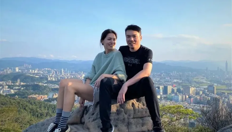 我們一家三口並肩作戰！鍾沛君遭朱學恒強吻　先生今將以證人身分出庭