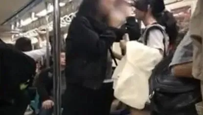 影/囂張！黑衣男「捷運車廂內抽電子菸」　網友錄影存證...最高罰1萬