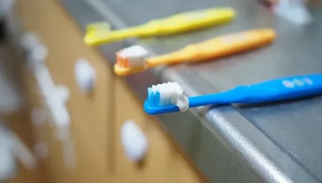 磨牙、嚼硬物會造成敏感性牙齒！醫透露：敏感性牙膏至少用1個月以上才有感