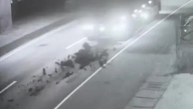 影／桃園砂石車沿路掉土石　奧迪衰撞底盤毀、警摸黑清路1小時