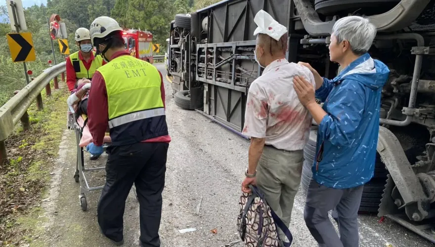 影/下坡失速！遊覽車翻覆釀1死38傷　乘客憶驚魂瞬間不到「2分鐘」就翻了