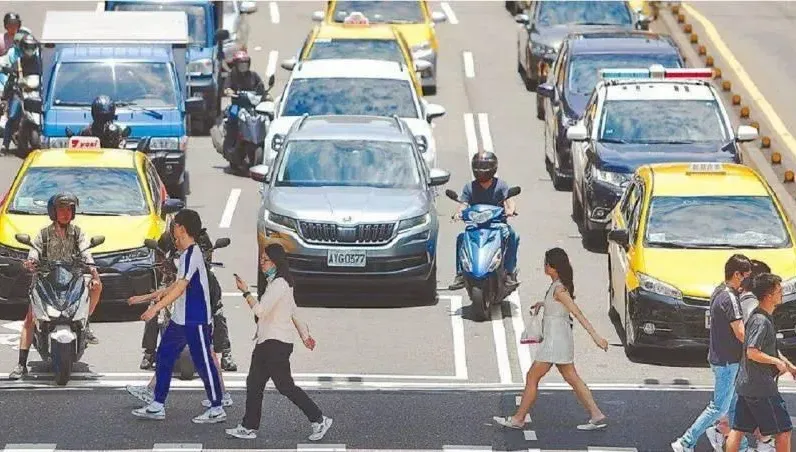 險遭闖紅燈車撞上！　外國人認「後悔來台」：怕爸媽哭著收屍