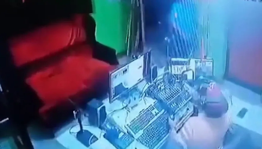 影/槍手闖錄音室！菲國電台主持人遭連轟2槍亡　臉書全程直播「遇害一幕」