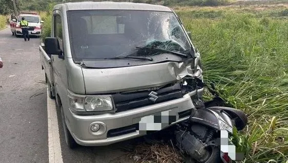 快訊/高雄林園車禍！小貨車「騎上機車」　雙載騎士1傷1命危