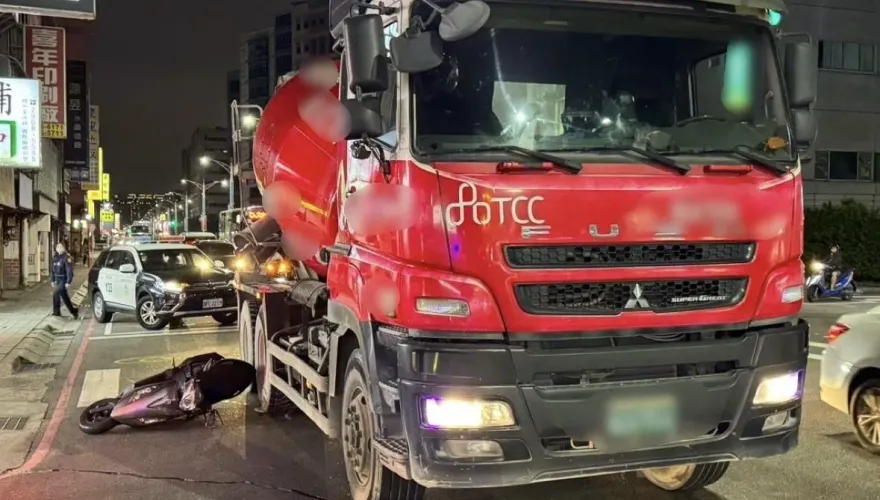 快訊/新北新莊水泥預拌車擦撞機車　輔大2女大生慘摔車旁幸僅擦傷