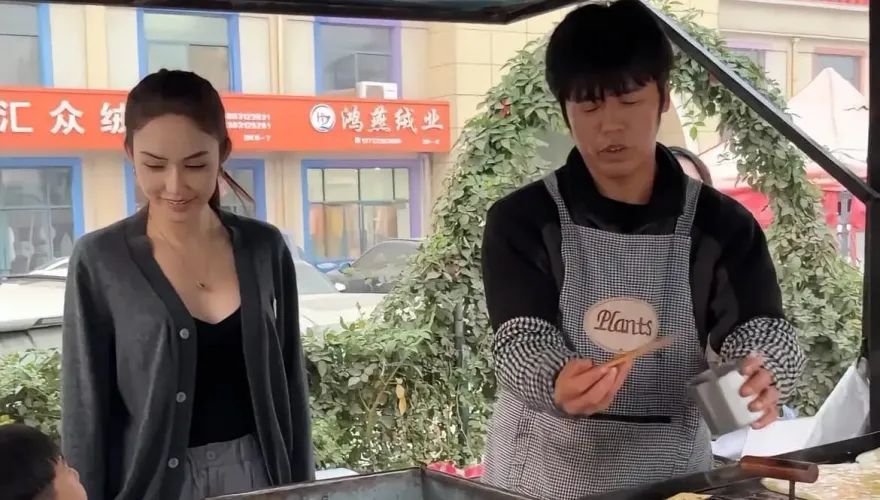 山寨周杰倫賣餅「昆凌」也來了！超甜互動曝光　網全看傻眼