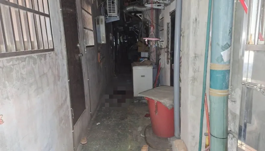 快訊/三重防火巷深夜巨響！60歲女墜樓倒血泊　搶救2小時不治