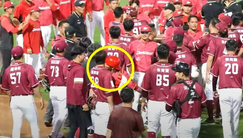 中職台灣大賽/龍猿一家親！板凳清空飄粉紅泡泡　蔣少宏偷吻張閔勛嚇到