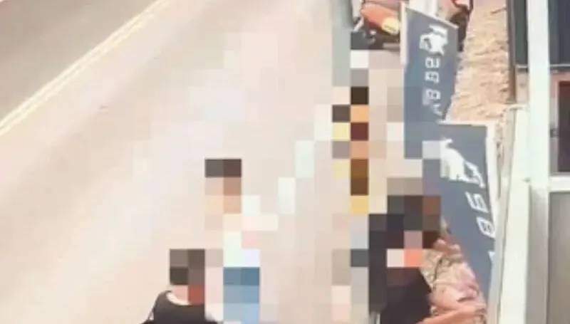 影/囂張！小琉球路邊拉K、警獲報衝民宿　2男1女遊客被逮