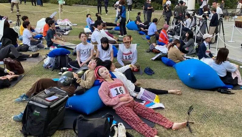 國際發呆大賽日本登場　大批民眾面無表情放空爭奪「發呆王」殊榮