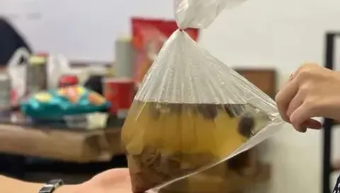 又見墾丁盤子店！外帶400元雞湯鍋「僅兩隻棒棒腿」　網：還不如買超商