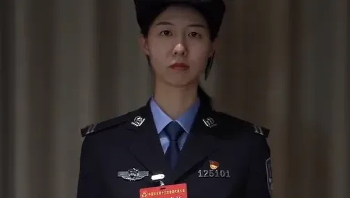 影/4年前捨身護同學「挨歹徒8刀」　女大生成為警察持續「守護人民」