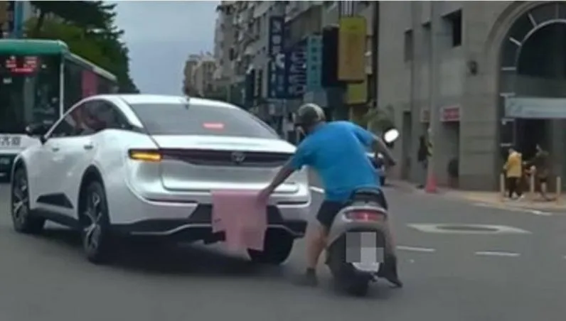 影/「怪盜阿伯」追轎車秒抽遮住車牌毛巾　知情網友曝真相