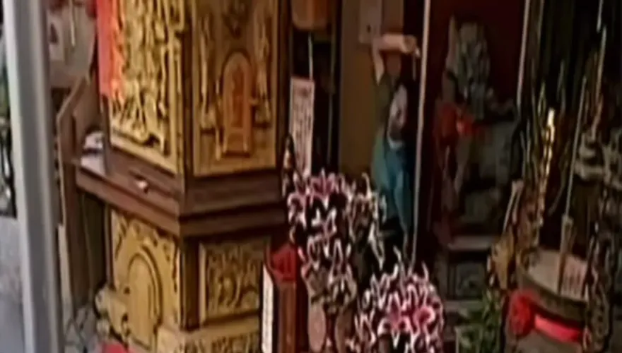 影/台南男宮廟突起乩！再怒砸打火機　警速帶回送醫