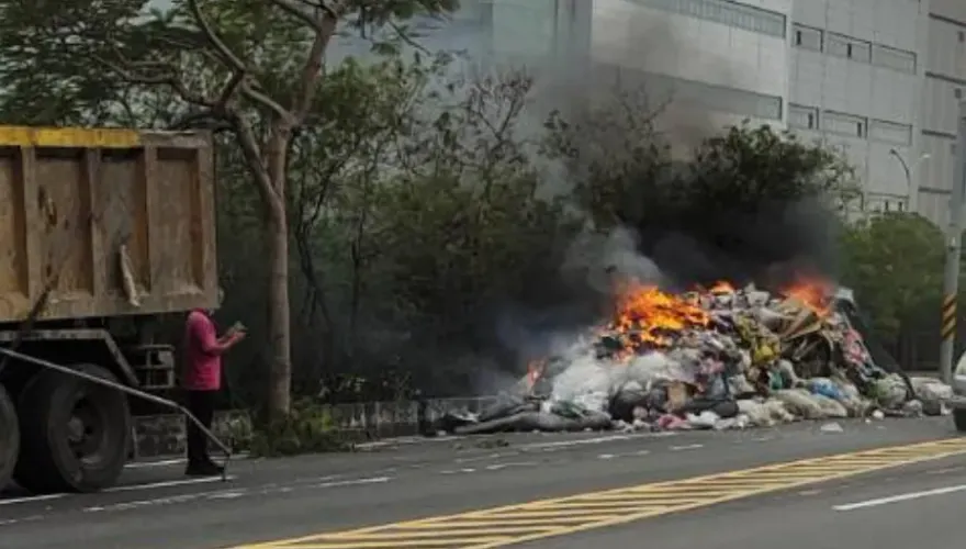 影/台南垃圾車突然起火！緊急傾倒路邊驚見噴火舌　疑民眾丟棄易燃物