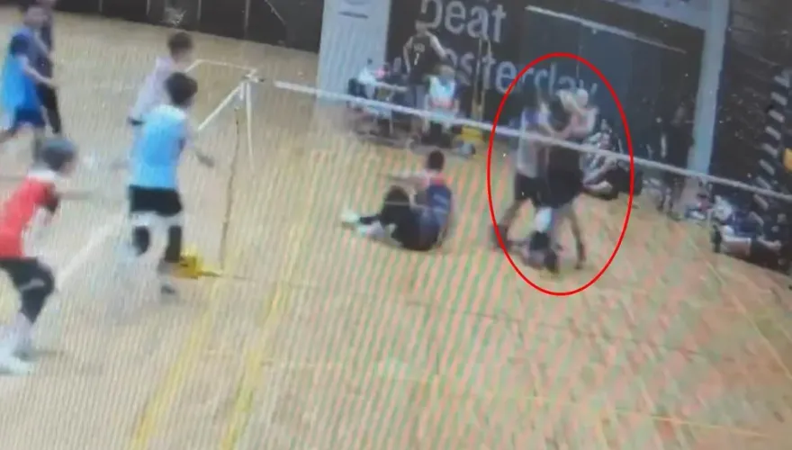 影/少林足球《籃球版》？南一中體育館離譜大亂鬥　打球竟亮西瓜刀拚輸贏