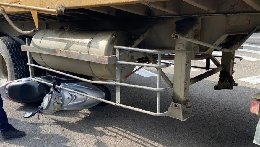影/奇蹟！聯結車右轉「騎士連人帶車卡車底」僅輕傷　驚險逃生畫面曝