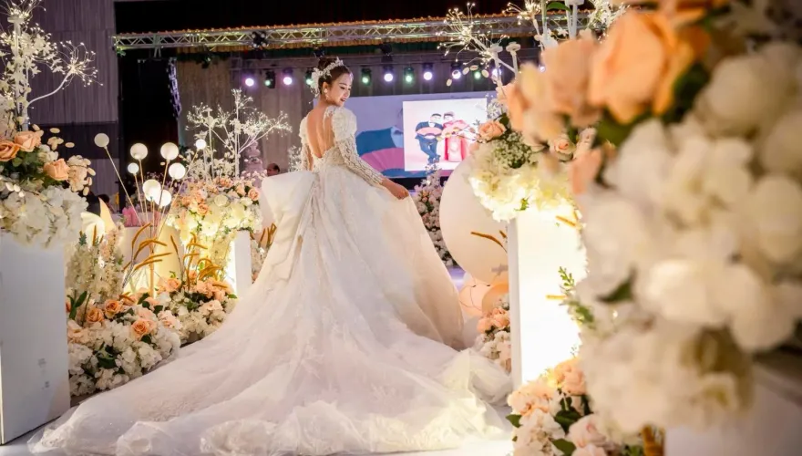大喜之日竟遇婚宴蟑螂來白吃白喝　大馬女歌手氣炸...網友指認：是慣犯