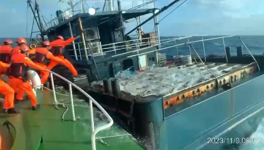影/澎湖海巡強勢執法！逮陸籍運補船連同8船員押返馬公港留置