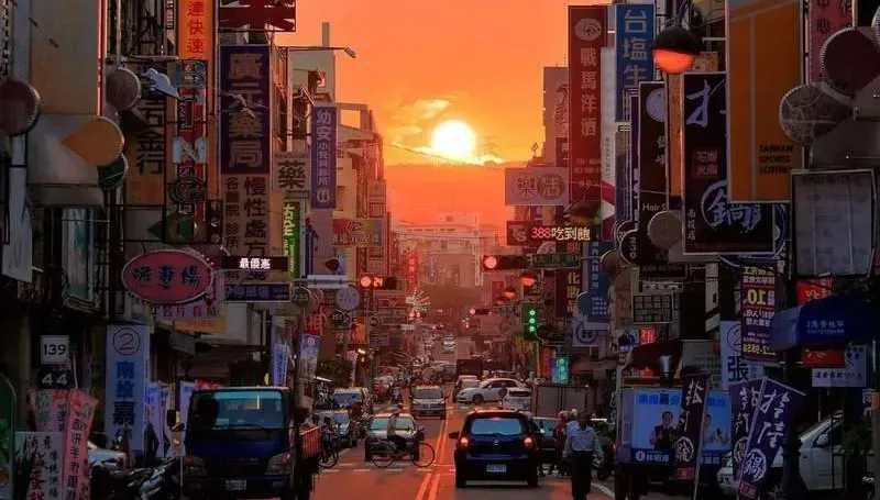 影/絕美「懸日」這裡看！南投市公所復辦「封街追懸日」　最佳捕捉地點曝