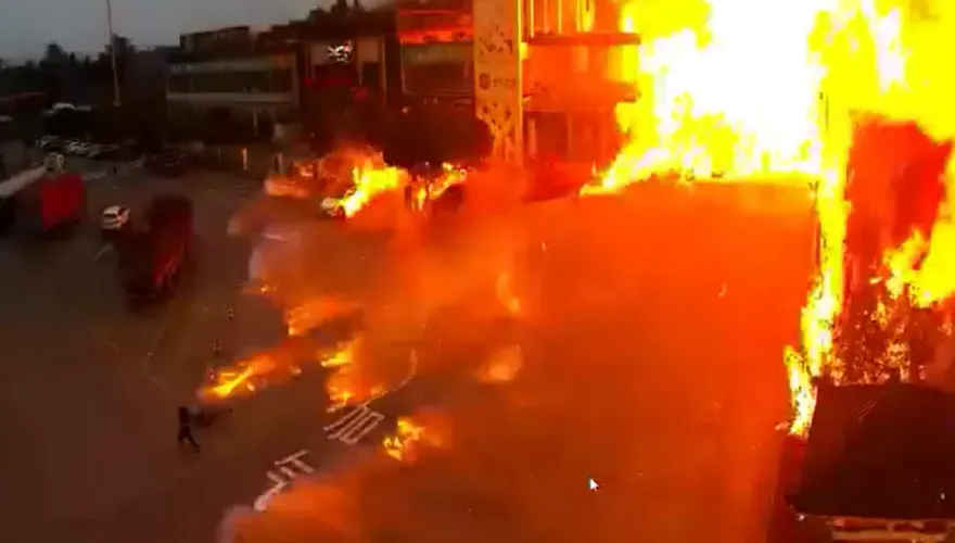 四川雅安油罐車大爆炸！高速公路休息區成火海煉獄「2死2送醫」
