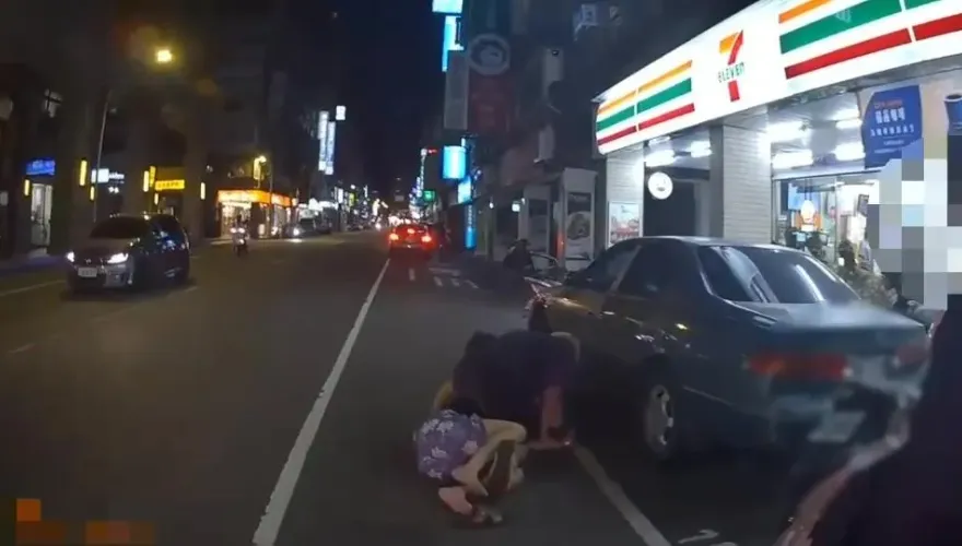 影/敢帶壞我兒子！新北慈父持刀追砍教訓2人、遭送辦