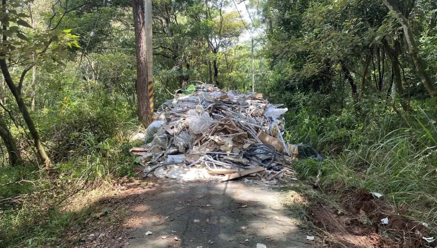 惡劣！苗栗三義「綠色隧道」變垃圾路　司機亂倒廢棄物、台中遭逮