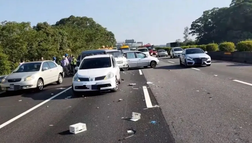 跟聯結車爭道！國3香山段7車連環撞　回堵5公里、1人傷
