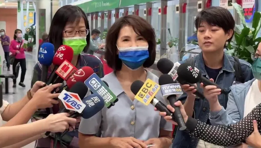 影/婦拿138萬點完少10萬「被行員踢到桌下」　高雄郵局：她才剛放完「育嬰假」
