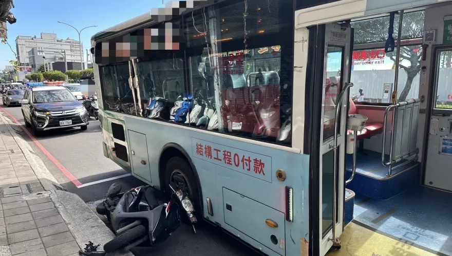 新北三重公車停靠擦撞機車　騎士倒車輪旁幸運無傷