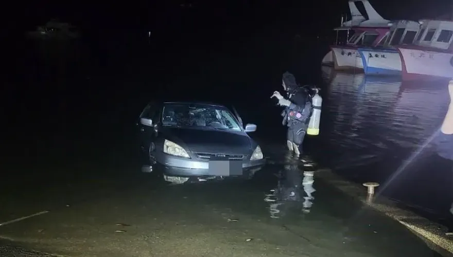 影/導航帶錯路！要去教會卻開進石門水庫　駕駛發現車進水驚逃