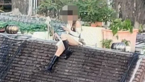 林森北路12層大樓驚見長腿馬靴妹「獨坐樓頂女兒牆」 她說：來看風景