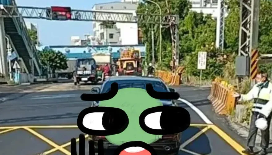 影/諷刺！「車禍調解理賠諮詢」竟闖平交道　網轟「再靠近一點離閻王不遠」