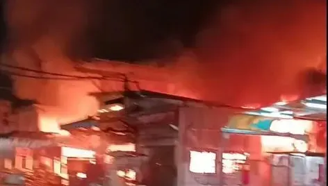 影/台中東興市場深夜大火　婦人一度受困...正義哥衝火場拖出