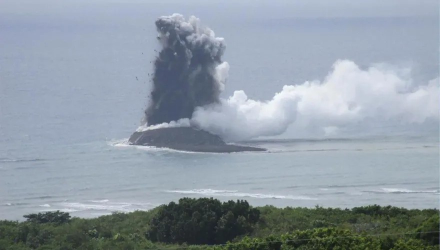 日本硫磺島外海出現新小島！海底火山爆後「堆積物形成」　誕生畫面曝