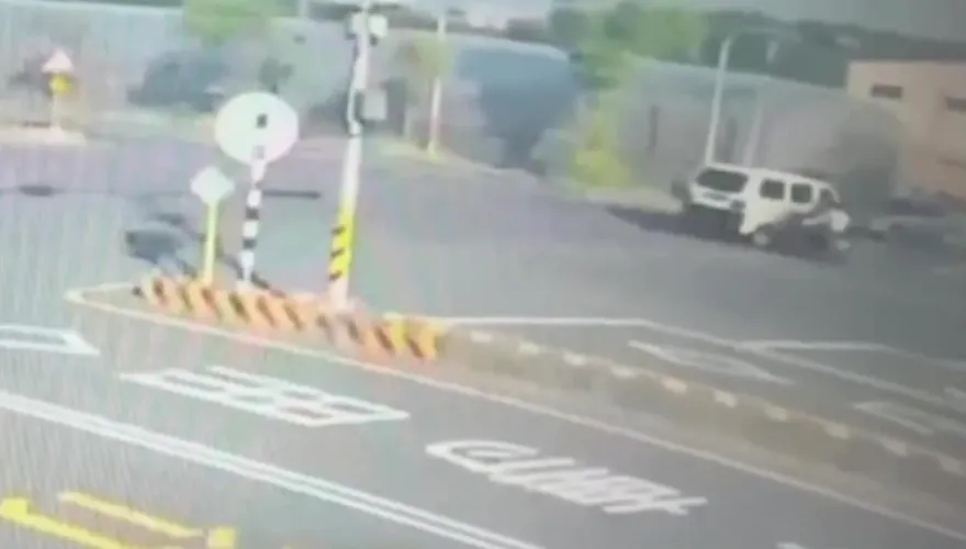 影/撞擊瞬間曝光！嘉義汽、機車禍　騎士腿部爆開骨折送醫