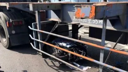 快訊/內輪差釀禍！高雄聯結車迴轉擦撞機車　騎士跳車驚險自救