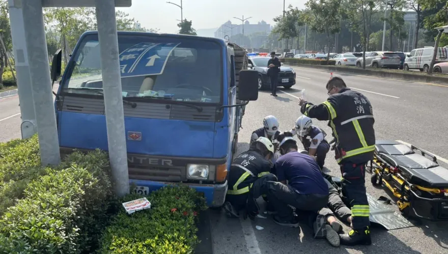 快訊/高雄左營死亡車禍！小貨車突撞中央分隔島　駕駛不治疑「撞車前已昏迷」