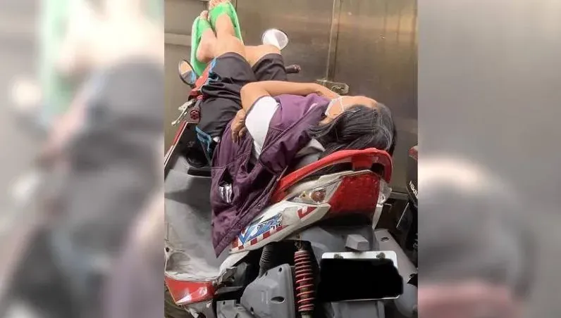 機車被佔據...不是流浪貓　她見「街友爽躺椅墊、腳饋龍頭」超崩潰