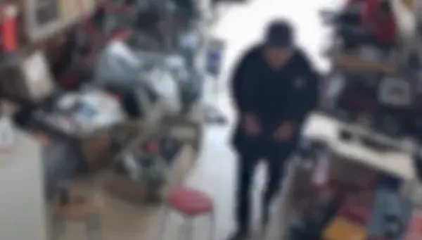 好心借廁所老人「把尿倒菜籃」　店主怒拍凳：太缺德了！