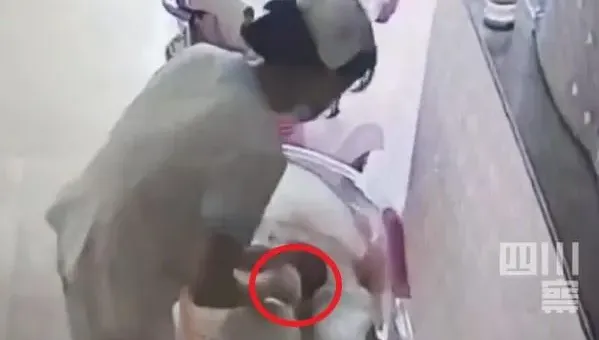 影/夭壽！月子中心護理師把嫩嬰打到「腦出血」　下跪求饒畫面曝光