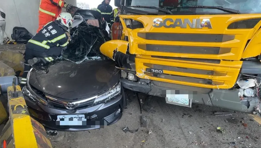 快訊/3輛載瓦斯貨車猛撞大貨車跟轎車！桃園平鎮嚴重追撞車禍　4人受困搶救中