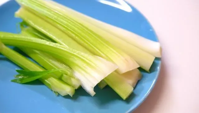 「芹菜」富含纖維又能降血壓！醫：對「減重」非常有幫助