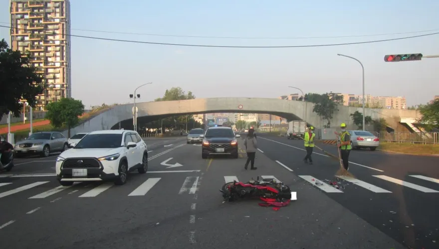 影/台中自小客闖紅燈！騎士違規左轉遭噴飛　「空中翻滾」秒摔